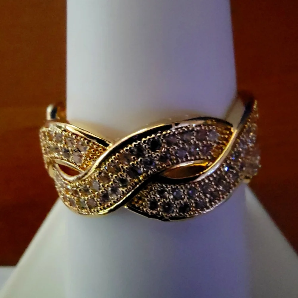 NEW ROSE GOLD PLATED INFINITY RING - Picture 1 of 3